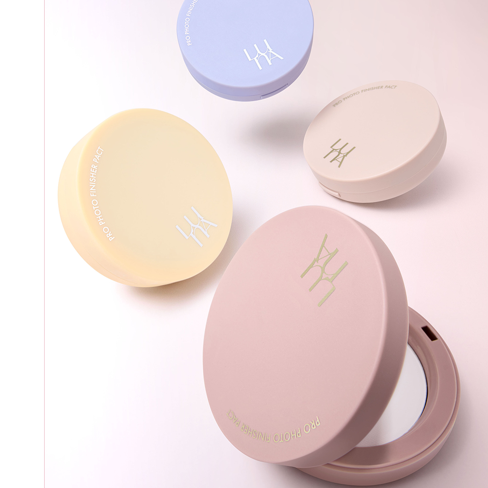 LUNA Pro Photo Finisher Blur Powder Pact 4 Colors de LUNA, poudres en 4 teintes sur fond pastel, finition floutée.
