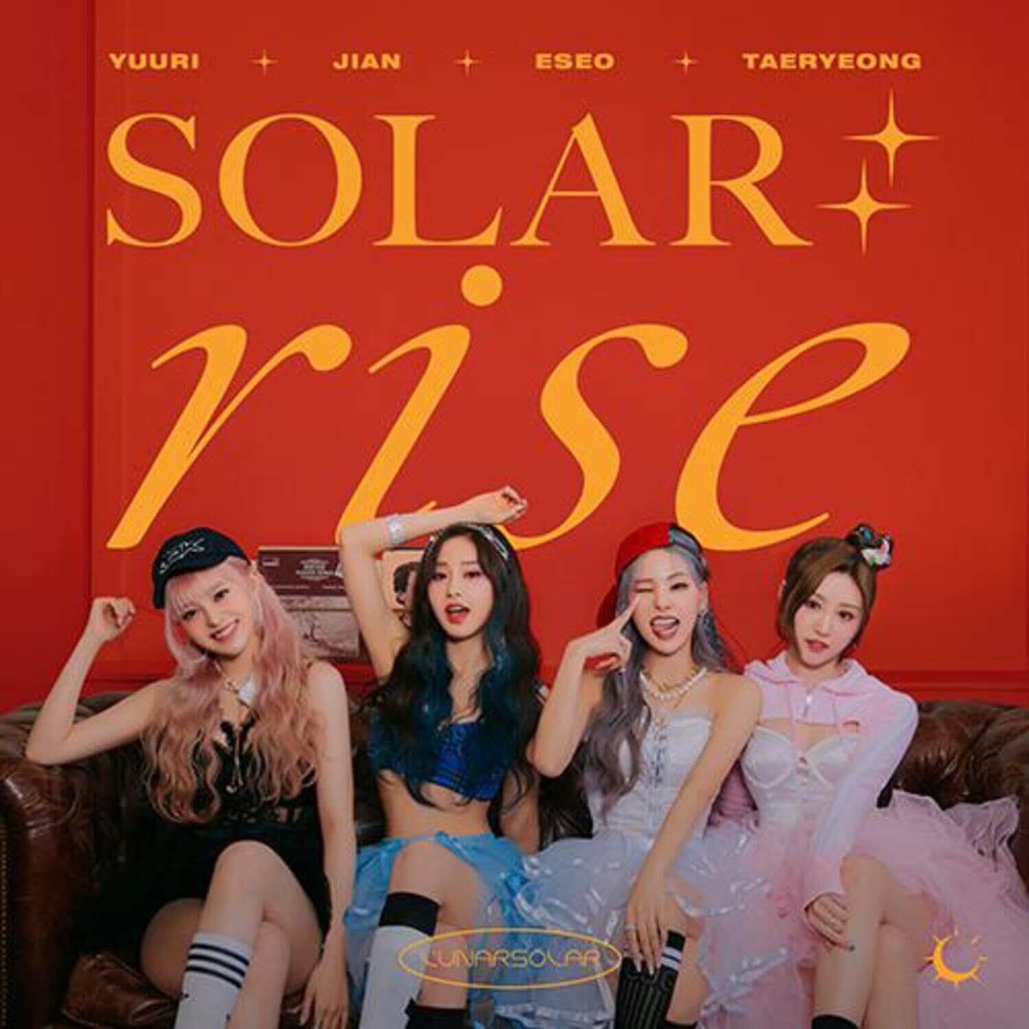 LUNARSOLAR - 2nd Album [ SOLAR : rise ] - Album Kpop, visuel rouge avec membres, titres SOLAR N'ISE et étoiles.