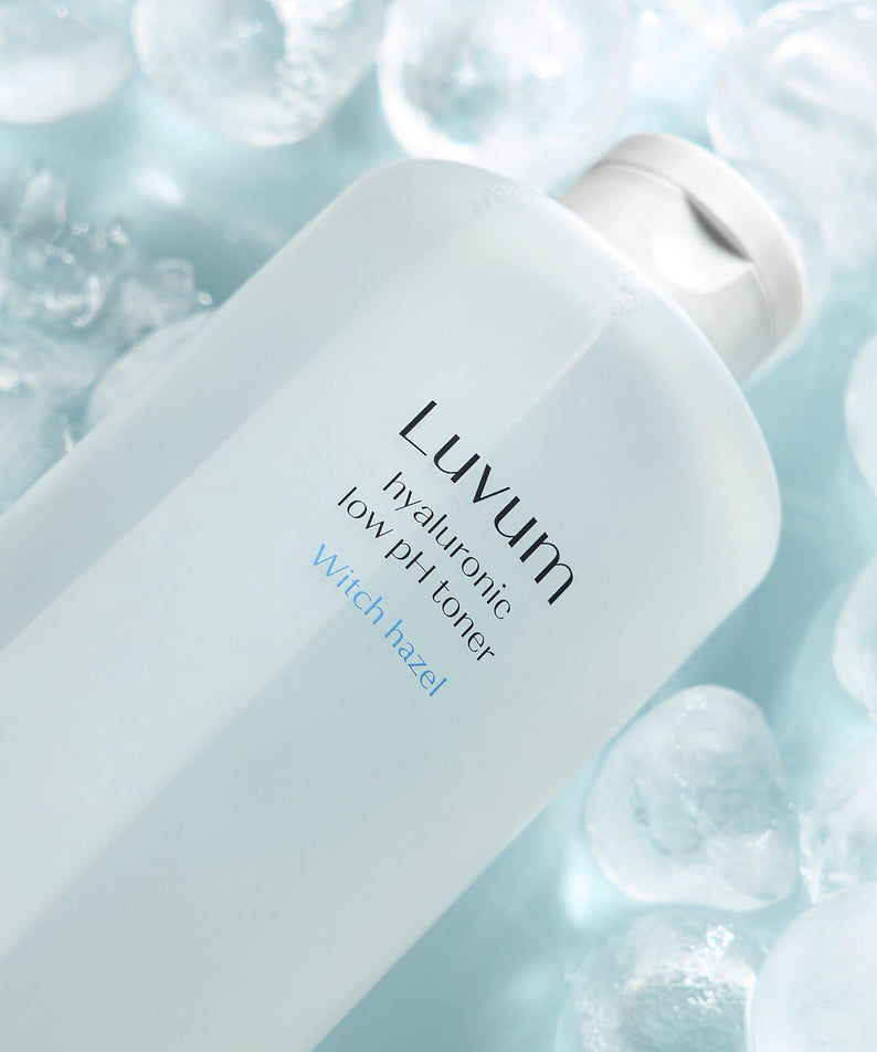 LUVUM 1 Hyaluronic Acid Mildly Acidic Toner 300ml, marque LUVUM sur flacon, gel d’eau bleuté en fond