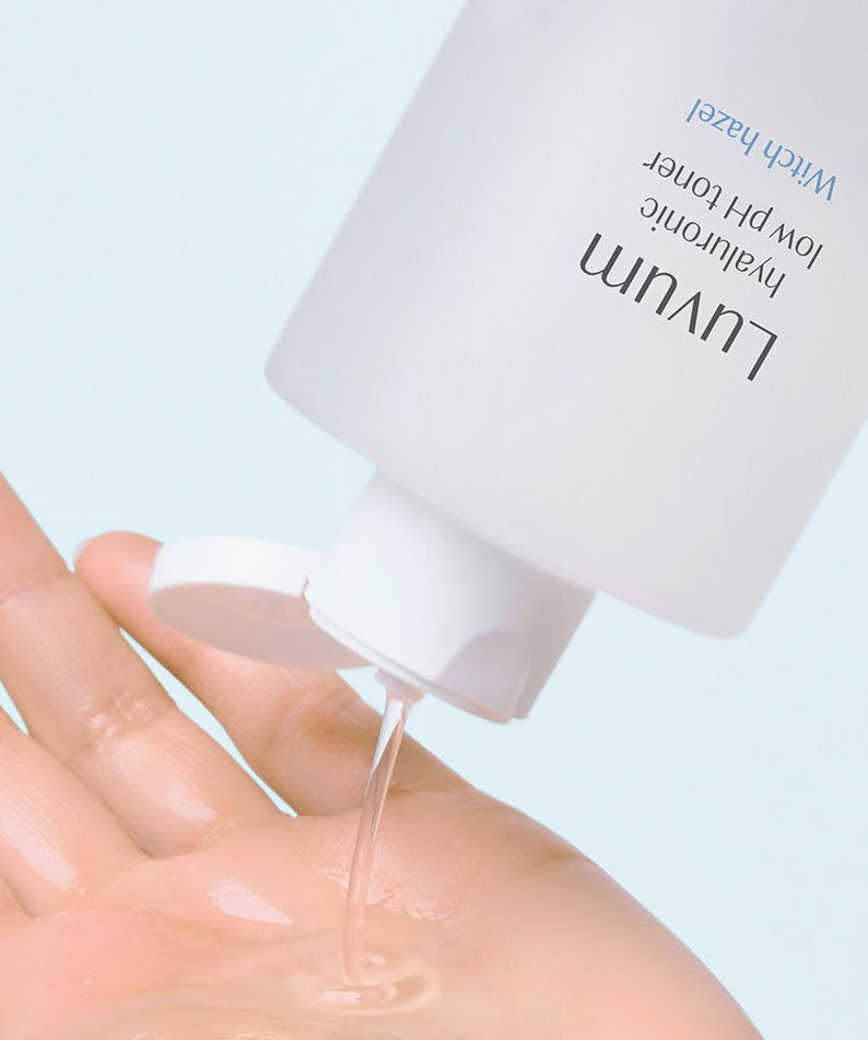 LUVUM 1 Hyaluronic Acid Mildly Acidic Toner 300ml de LUVUM, gouttes sur peau, flacon blanc, contexte soins visage