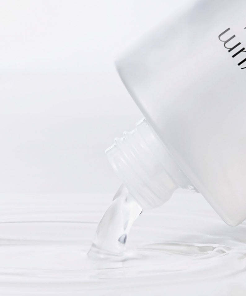 LUVUM 1 Hyaluronic Acid Mildly Acidic Toner 300ml, flacon blanc sur fond clair, marque LUVUM, gouttelette en contexte visuel