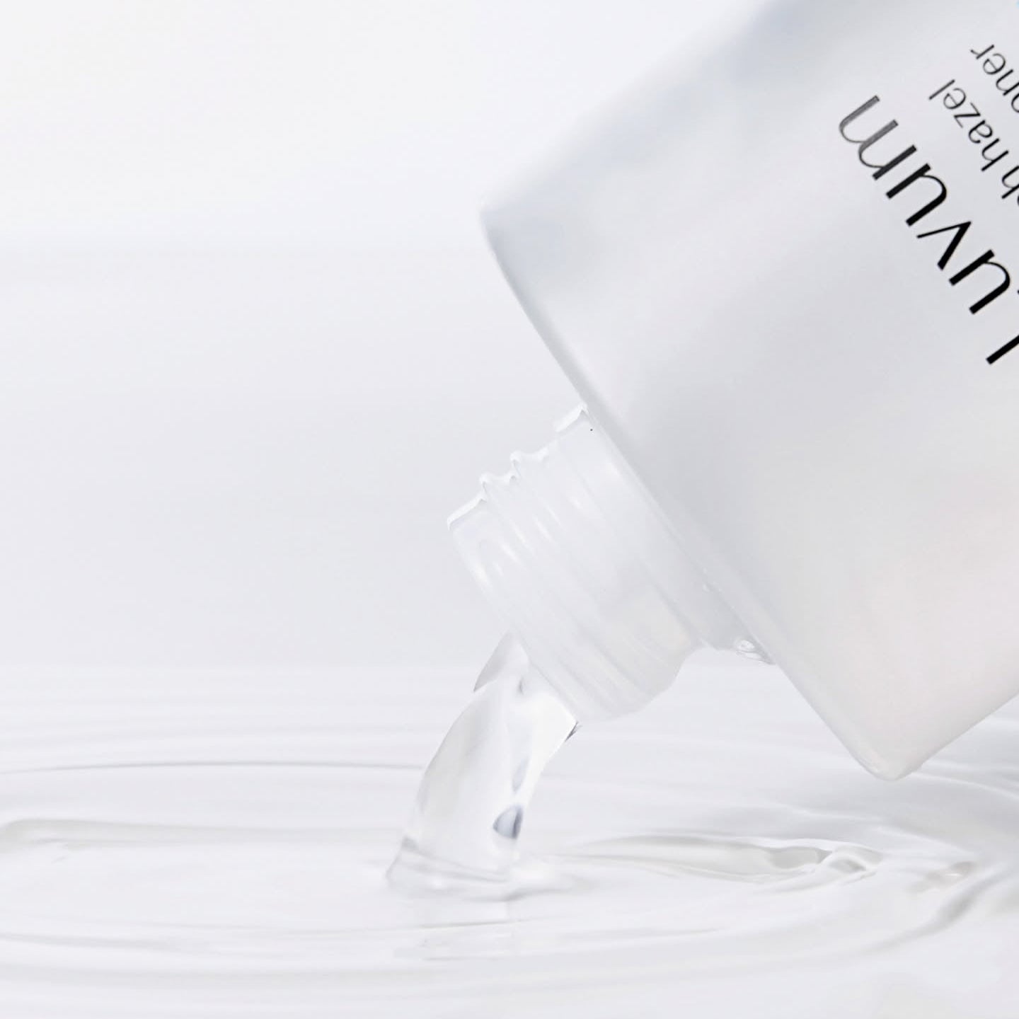 LUVUM 1 Hyaluronic Acid Mildly Acidic Toner 300ml, flacon blanc sur fond clair, marque LUVUM, gouttelette en contexte visuel