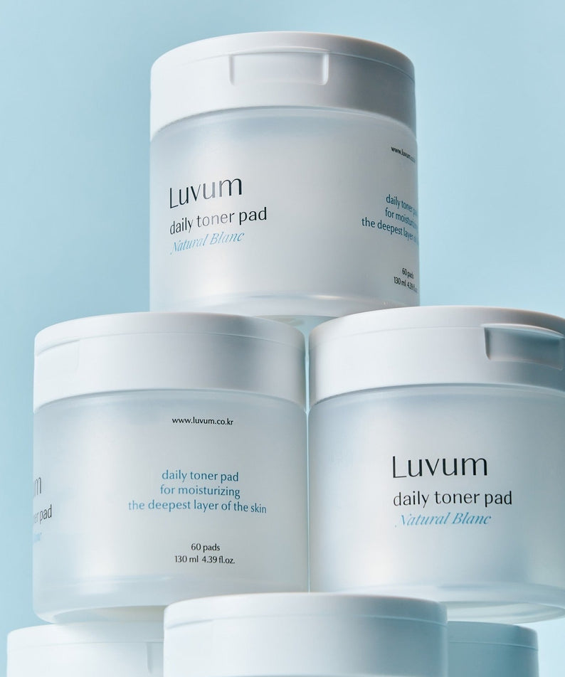 Décris l'image en français : LUVUM 1 Hyaluronic Acid Toner Pads 60 Sheets, marque Luvum, boîtes sur fond bleu clair.