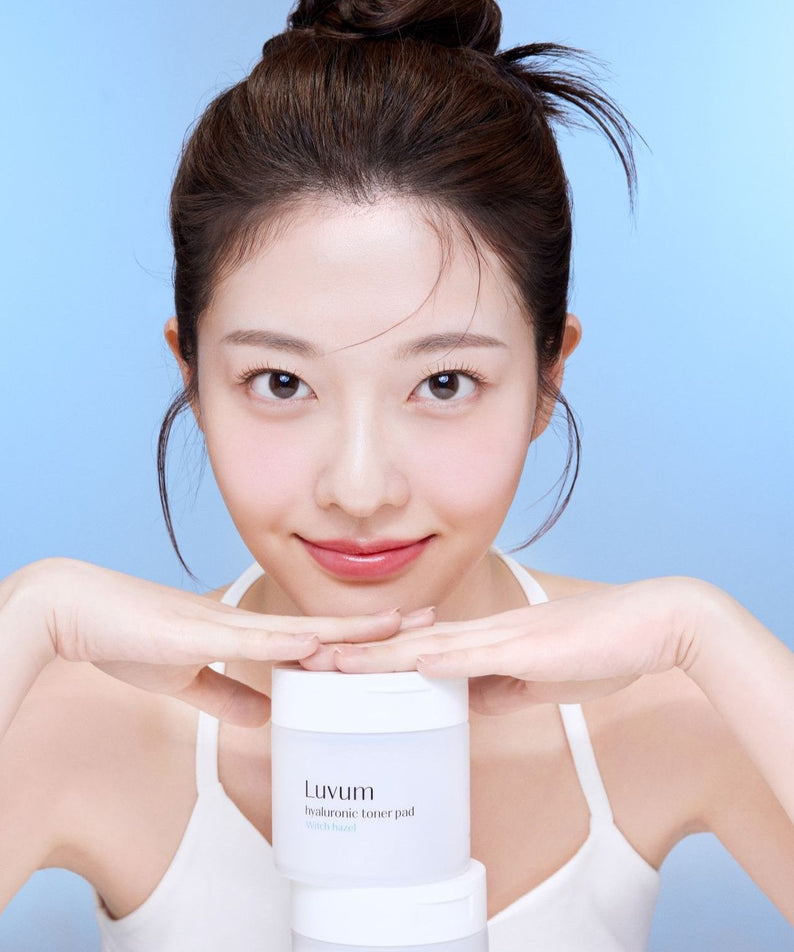 Décris l'image en français en mentionnant LUVUM 1 Hyaluronic Acid Toner Pads 60 Sheets : femme tenant des pads tonifiants Luvum.
