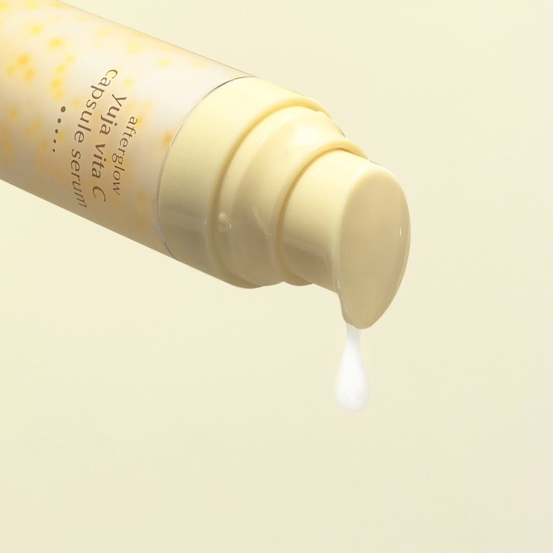 LUVUM After Glow Yuja Vita C Capsule Serum 30ml de la marque LUVUM, tube crème jaune, fond clair, goutte en visuel