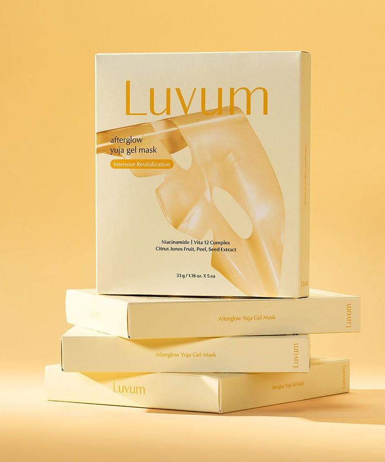 LUVUM Afterglow Yuzu Gel Mask 5 Sheets, boîtes et masques en gel sur fond jaune, vue produit.