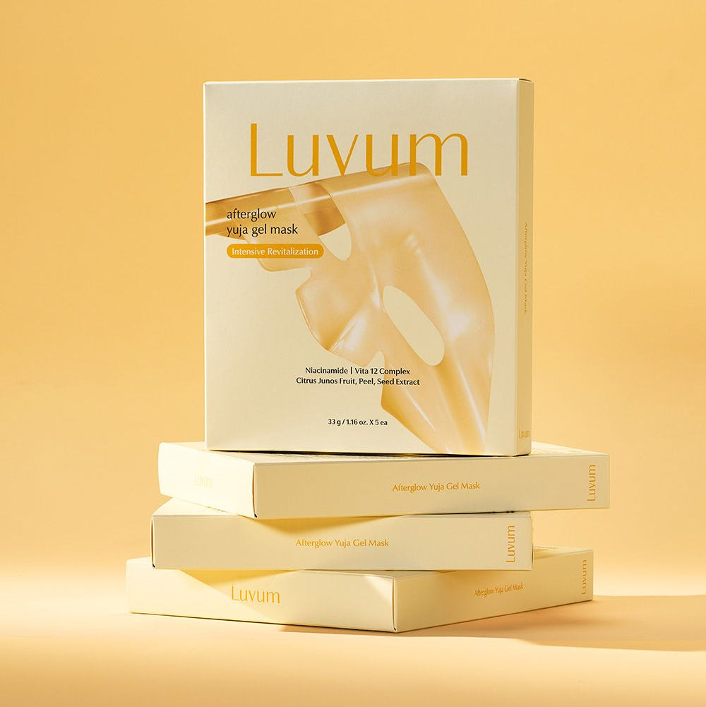 LUVUM Afterglow Yuzu Gel Mask 5 Sheets, boîtes et masques en gel sur fond jaune, vue produit.