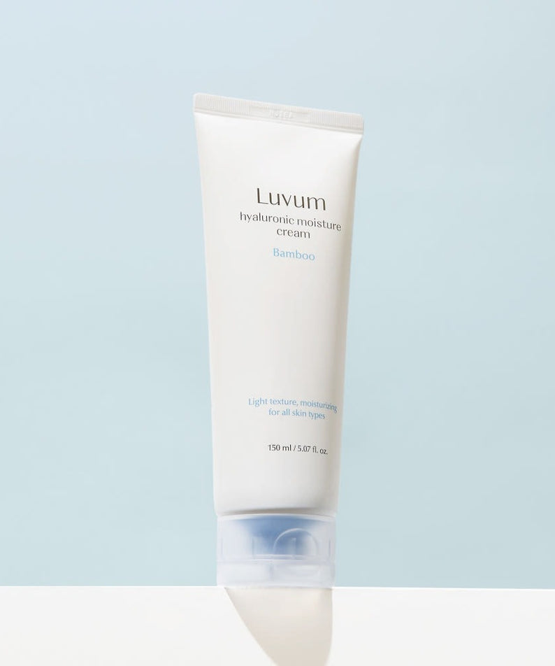 LUVUM Bamboo Hyaluronic Acid Moisture Cream 150ml +150ml, tube crème hydratante Luvum sur fond bleu clair.