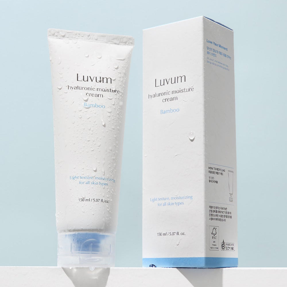 LUVUM Bamboo Hyaluronic Acid Moisture Cream 150ml +150ml, crème hydratante en tube avec boîte sur fond bleu clair