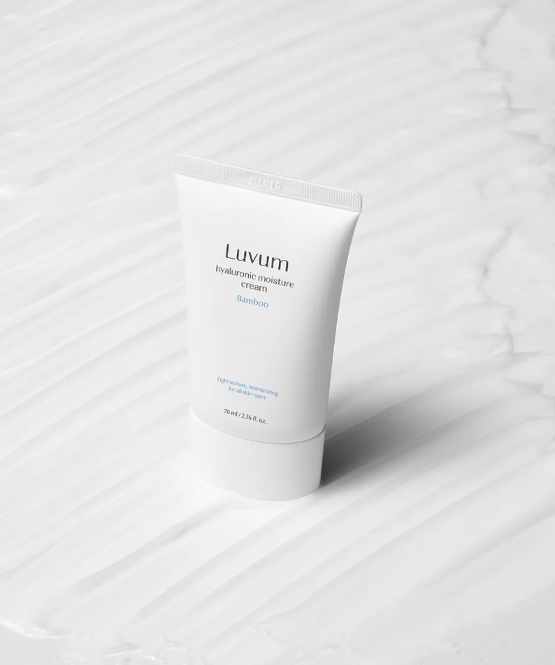 Décrivez l’image en français : LUVUM Bamboo Hyaluronic Acid Moisture Cream 70ml sur fond blanc marbré, marque LUVUM visible.