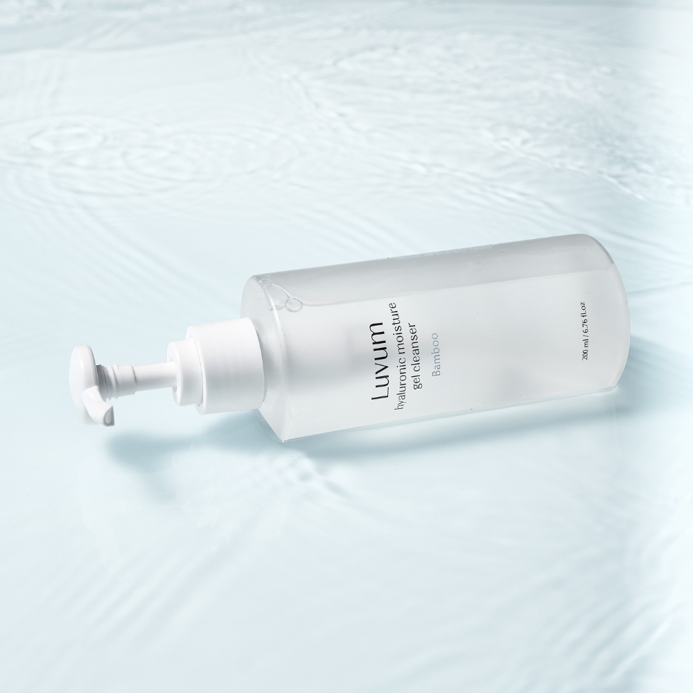 LUVUM Bamboo Hyaluronic Acid Moisture Gel Cleanser 200ml, gel nettoyant de la marque Luvum sur fond blanc bleu.
