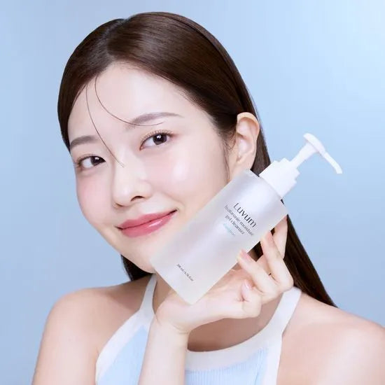 Décris l'image en français en mentionnant le produit, la marque et le contexte visuel : LUVUM Bamboo Hyaluronic Acid Moisture Gel Cleanser 200ml