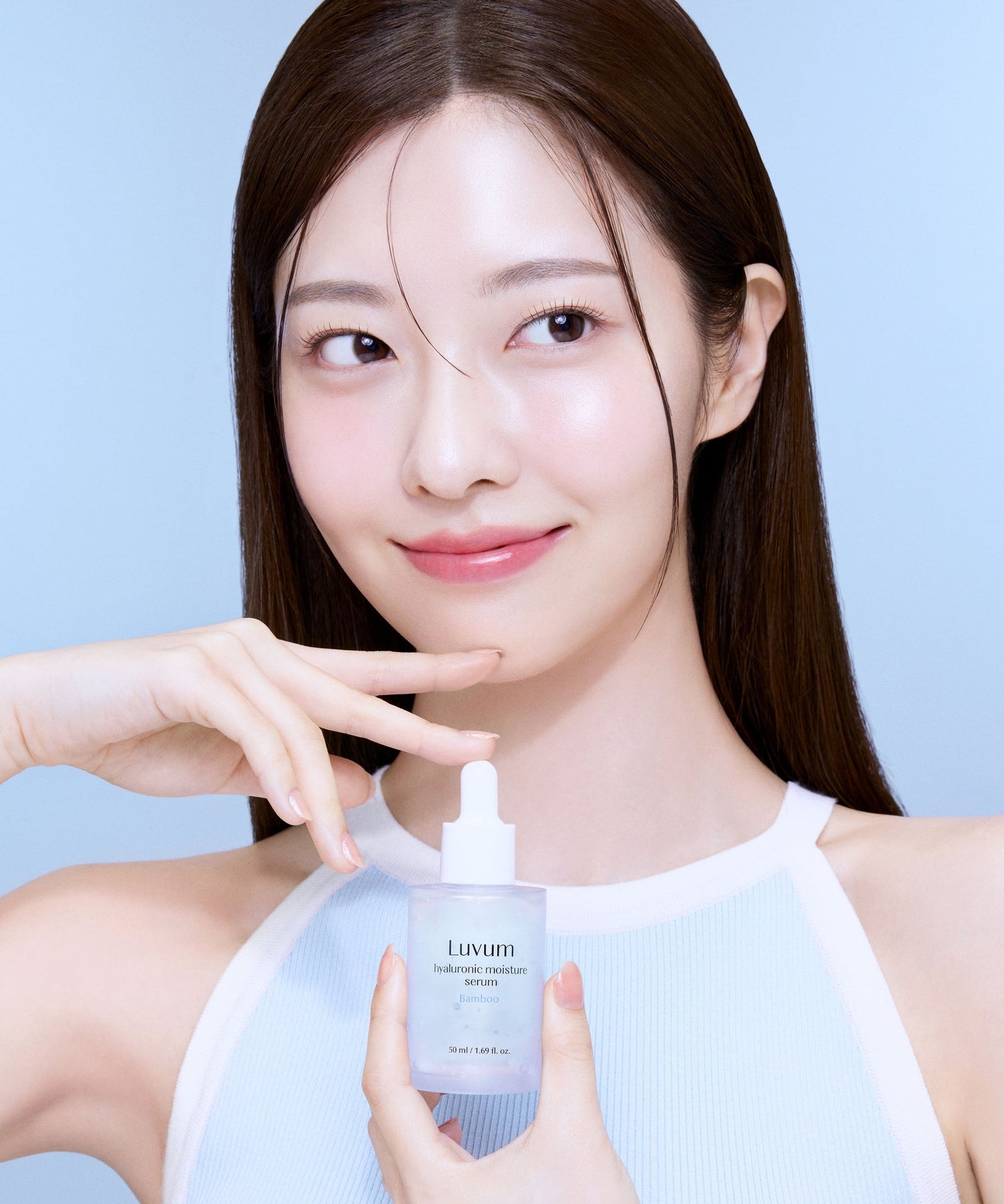 Décris l'image en français en mentionnant le produit, la marque et le contexte visuel : LUVUM Bamboo Hyaluronic Acid Moisture Serum 30ml