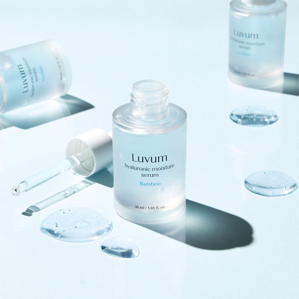 Décris l'image en français en mentionnant le produit, la marque et le contexte visuel — LUVUM Bamboo Hyaluronic Acid Moisture Serum Set 50ml/30ml