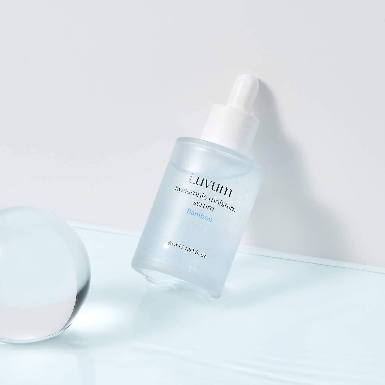 Décris l'image en français en mentionnant LUVUM Bamboo Hyaluronic Acid Moisture Serum Set 50ml/30ml, marque Luvum, flacon sur fond clair.
