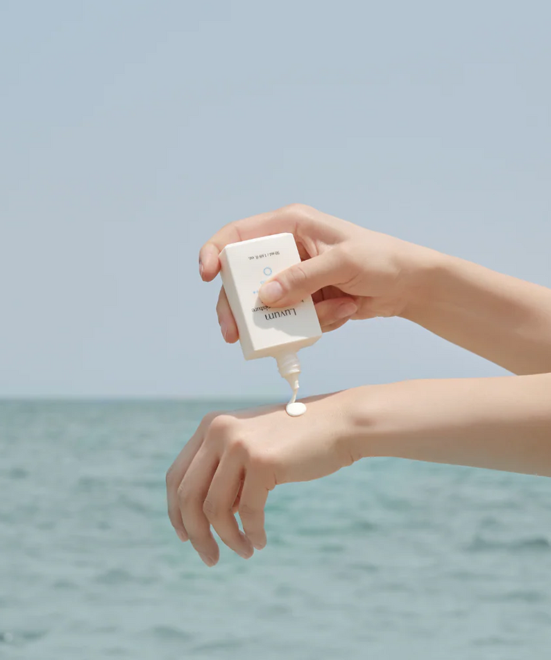 LUVUM Bamboo Hyaluronic Acid Moisture Sunscreen 30ml, tube appliqué sur la main, plage et soleil, marque LUVUM