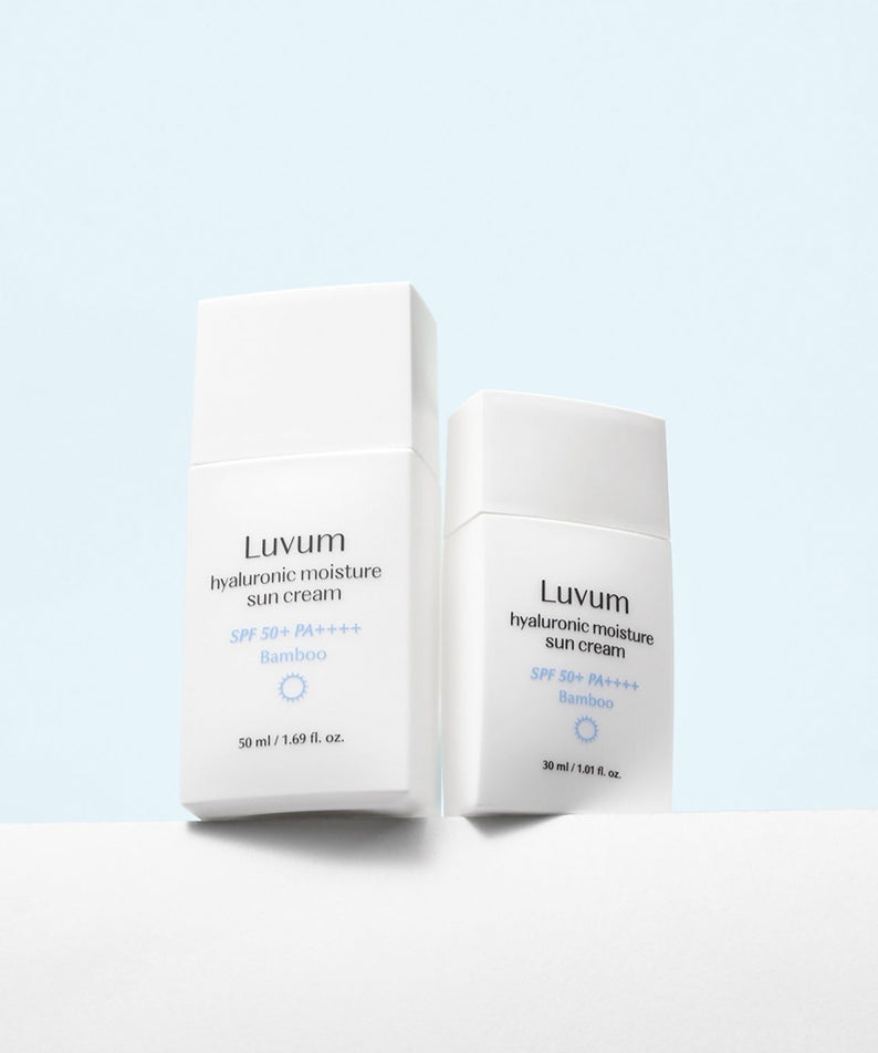 Décris l'image en français : LUVUM Bamboo Hyaluronic Acid Moisture Sunscreen 30ml sur fond bleu, boîtes et crème photo produit.