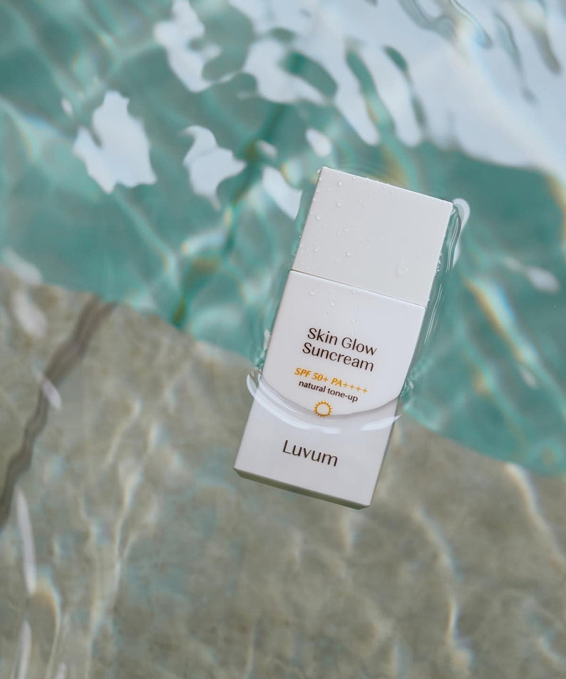 LUVUM Bamboo Hyaluronic Acid Moisture Sunscreen 30ml, crème solaire Luvum au bord d’une piscine, emballage sur l’eau, nature
