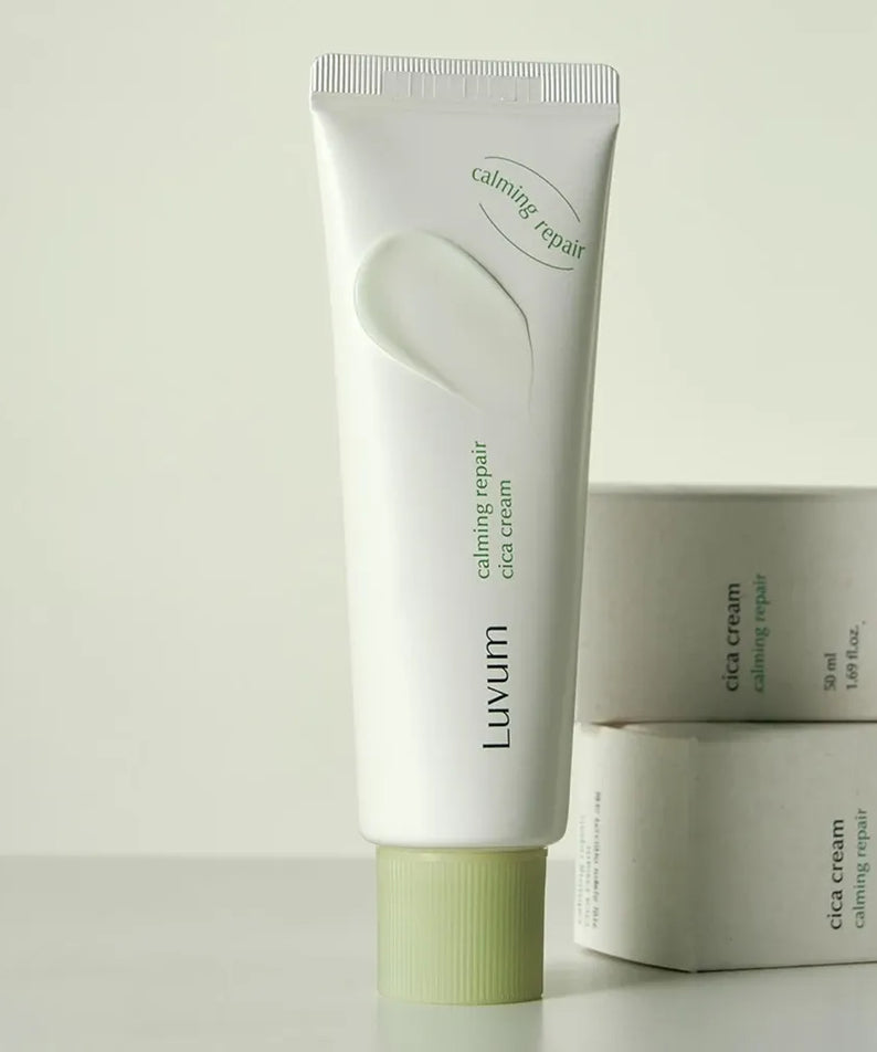 LUVUM Calming Repair Cica Cream 50ml, tube crème Cica apaisante sur fond blanc, avec boîtes en arrière-plan.