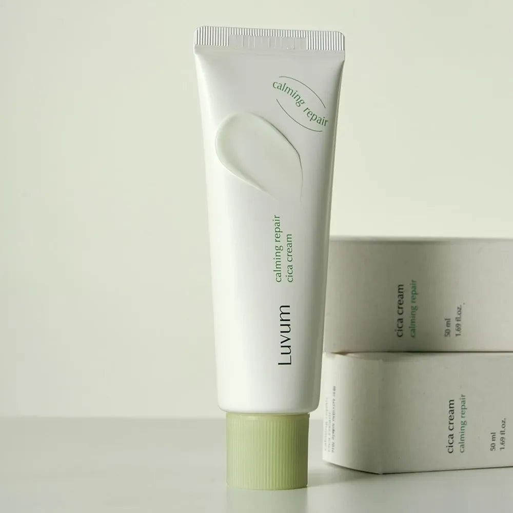 LUVUM Calming Repair Cica Cream 50ml, tube crème Cica apaisante sur fond blanc, avec boîtes en arrière-plan.