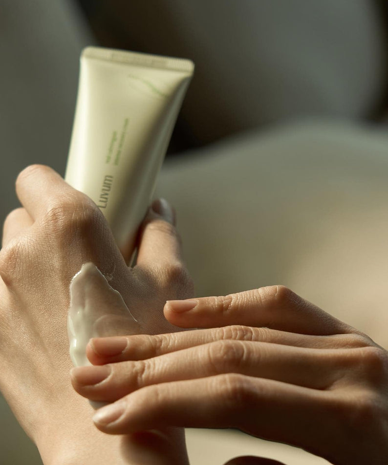 Décris l'image en français en mentionnant le produit, la marque et le contexte visuel : LUVUM Calming Repair Cica Cream 50ml