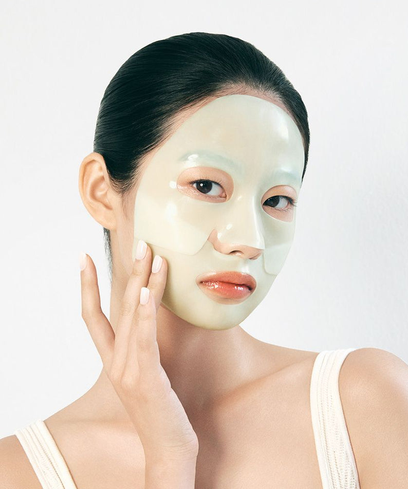 LUVUM Calming Repair Cica Gel Mask 5 Sheets, masque gel à la cica sur une femme, application de soin visage