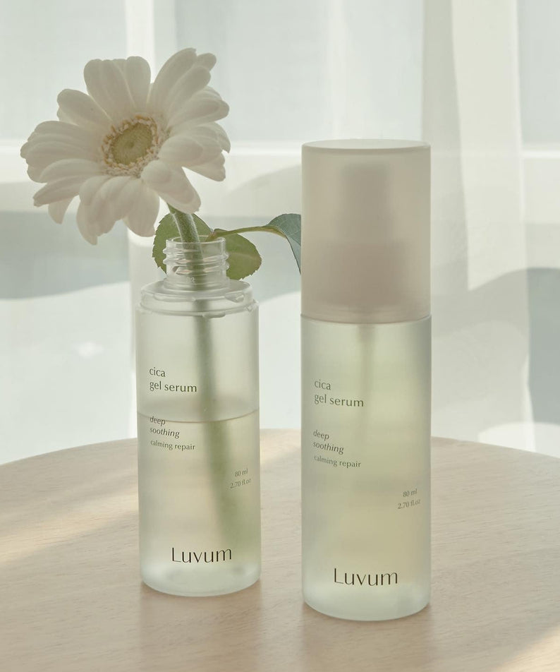 LUVUM Calming Repair Cica Gel Serum 80ml, flacons Luvum sur table, fleur blanche et fond clair, effet apaisant