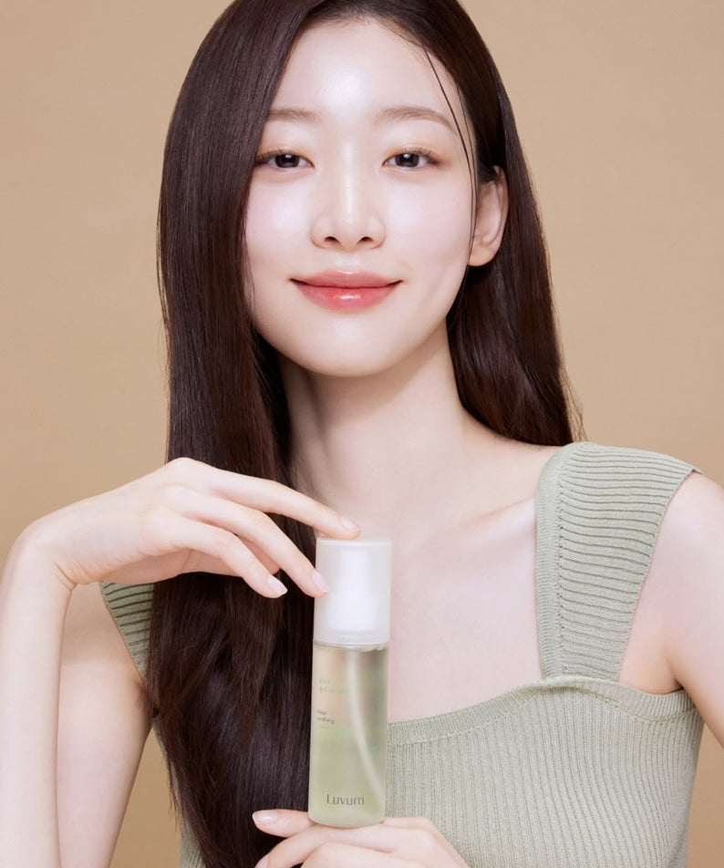 Décris l'image en français en mentionnant le produit, la marque et le contexte visuel. LUVUM Calming Repair Cica Gel Serum 80ml