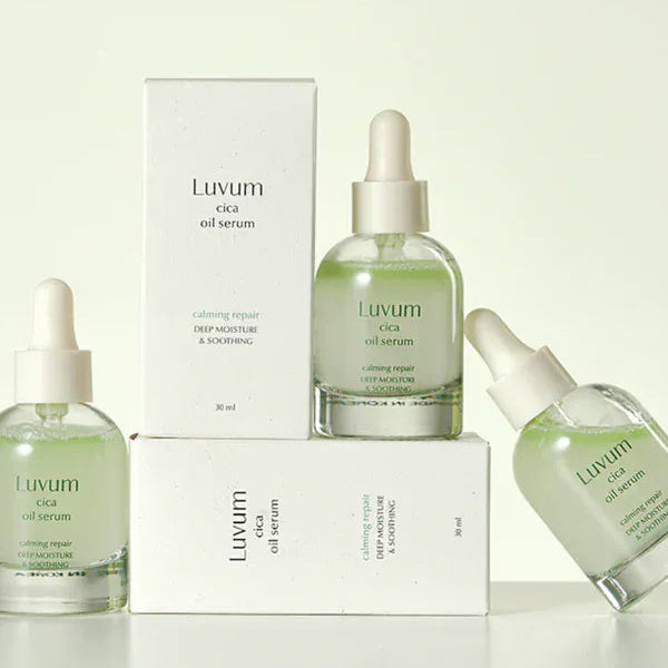 Décris l'image en français en mentionnant le produit, la marque et le contexte visuel : LUVUM Calming Repair Cica Oil Serum 30ml, flacons sur fond clair.