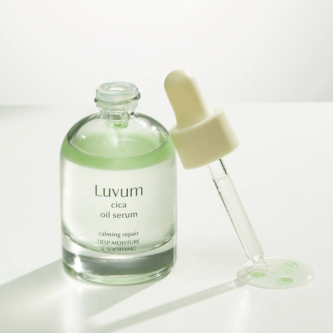 LUVUM Calming Repair Cica Oil Serum 30ml, flacon vert et pipette sur fond clair, contexte beauté et soins du visage
