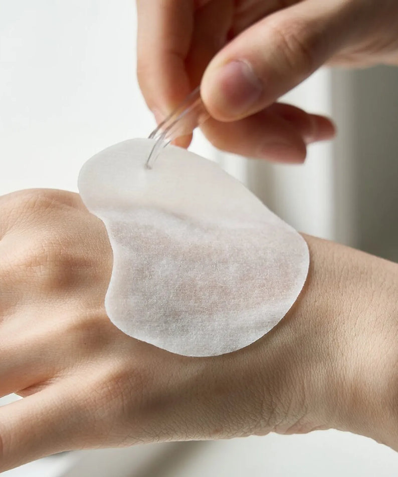 LUVUM Calming Repair Cica Spot 60 Pads : patch cica appliqué sur la peau, main et bras, marque LUVUM en gros plan