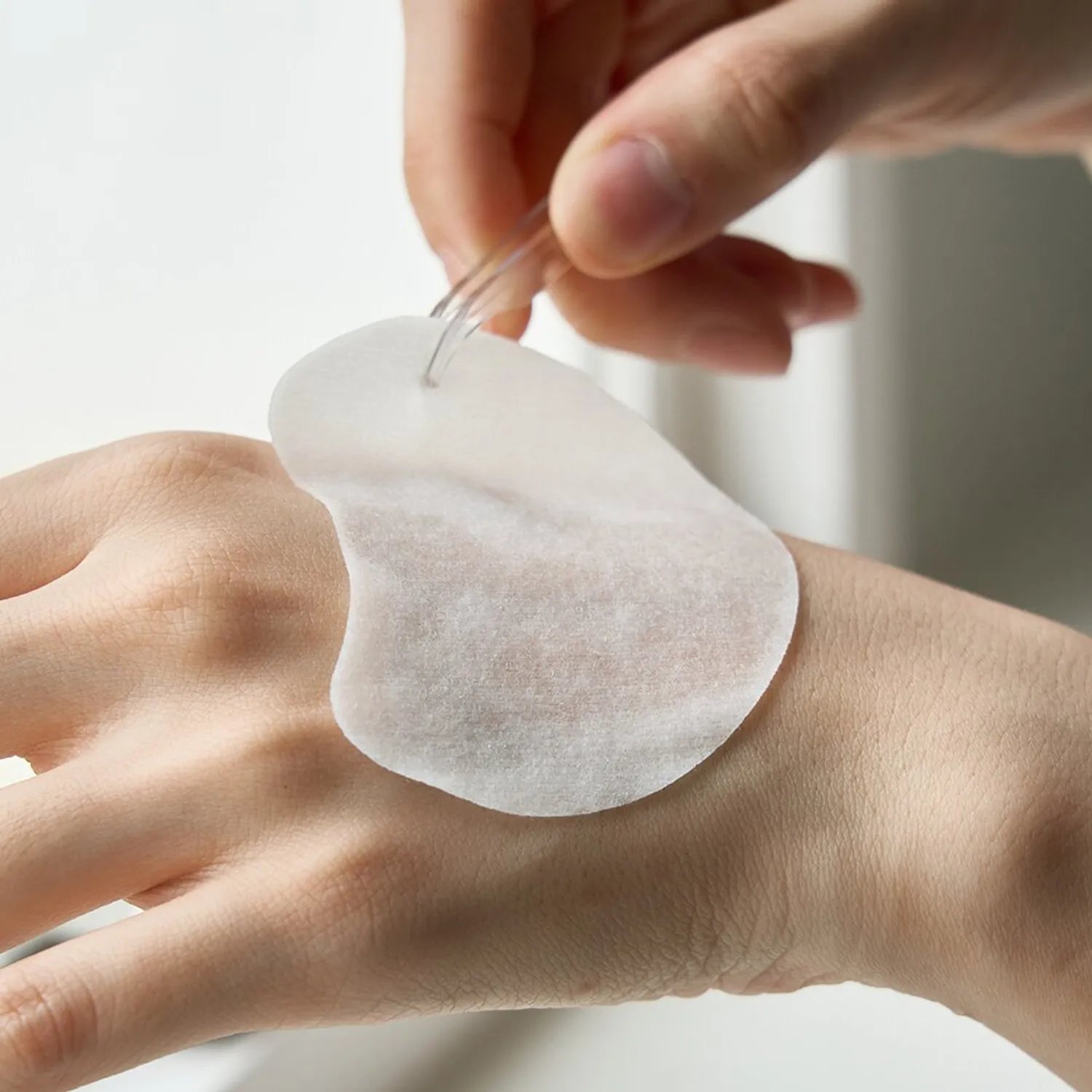 LUVUM Calming Repair Cica Spot 60 Pads : patch cica appliqué sur la peau, main et bras, marque LUVUM en gros plan
