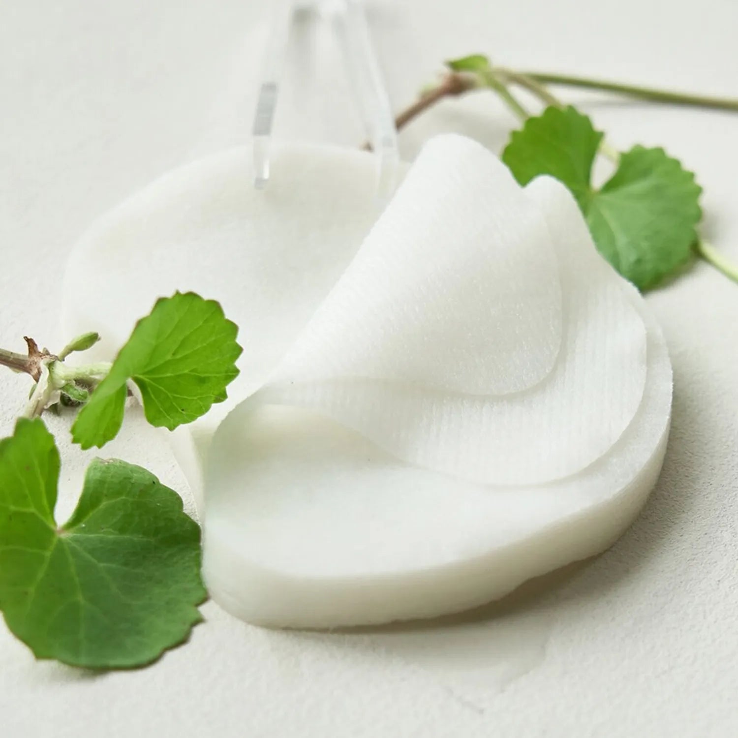 LUVUM Calming Repair Cica Spot 60 Pads de la marque LUVUM sur fond blanc avec feuilles de cica, ambiance apaisante.