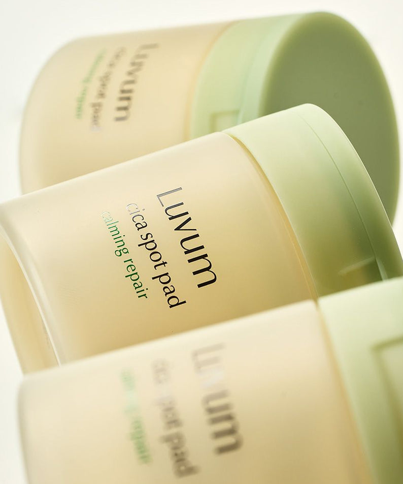 Décris l'image en français : LUVUM Calming Repair Cica Spot 60 Pads + Refill Set, boîtes et pads Cica verts sur fond clair.