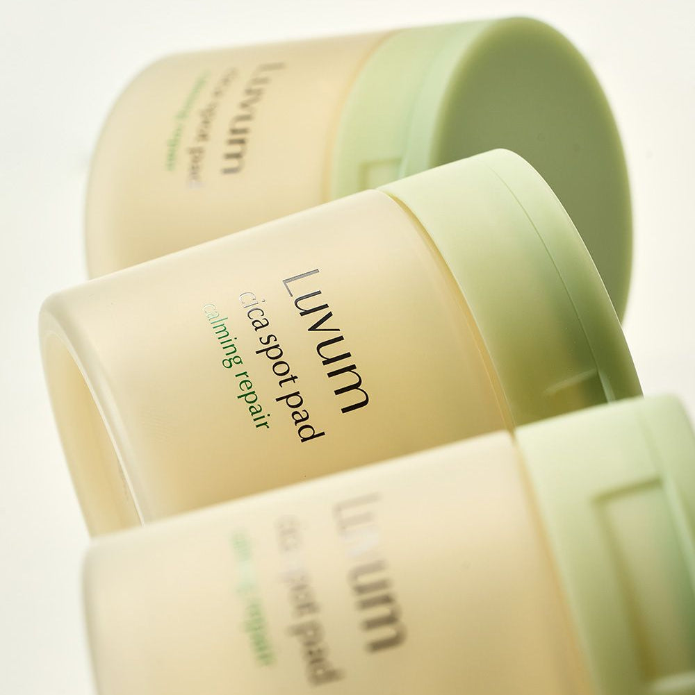 Décris l'image en français : LUVUM Calming Repair Cica Spot 60 Pads + Refill Set, boîtes et pads Cica verts sur fond clair.