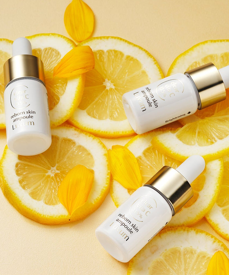 LUVUM Clear Vita C Ribbonn Skin Ampoule 10ml x3, marques LUVUM, flacons sur tranches de citron jaune, fond lumineux.