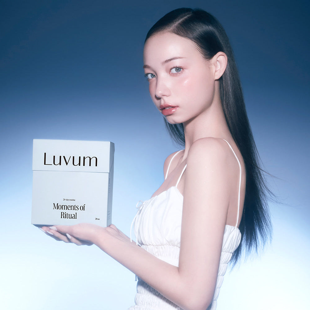 LUVUM Gel Mask Set (Soothing, Whiteing, Elasticity, Radiance, Moisture) 20 Sheets, pack tenu par une femme sur fond bleu
