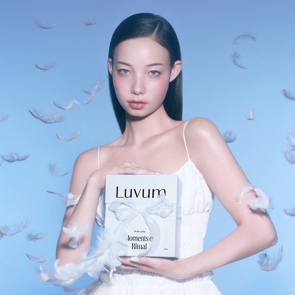 LUVUM Gel Mask Set (Soothing, Whiteing, Elasticity, Radiance, Moisture) 20 Sheets sur modèle, boîte Luvum, fond bleu cercles