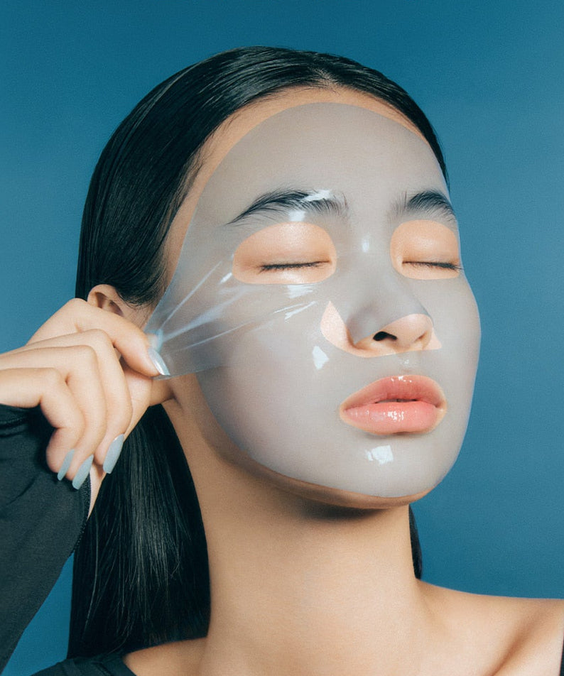 LUVUM Glacial Maarine Aigae-PDRN Gel Mask 5 Sheets, masque gel sur le visage de femme, marque LUVUM, fond bleu