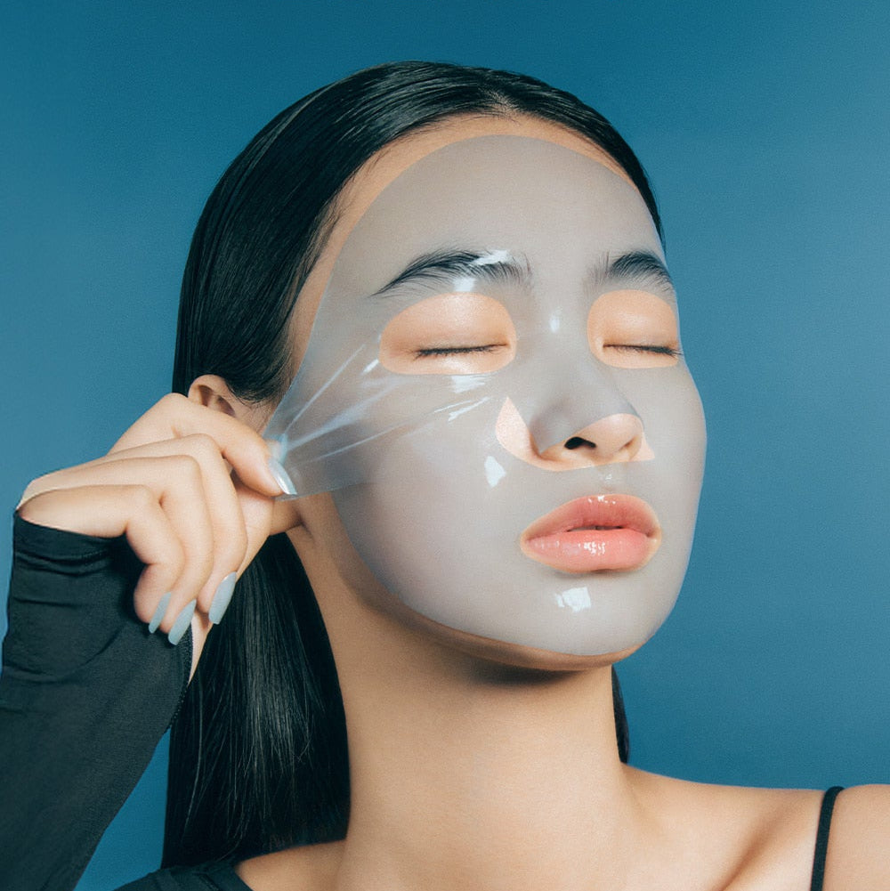 LUVUM Glacial Maarine Aigae-PDRN Gel Mask 5 Sheets, masque gel sur le visage de femme, marque LUVUM, fond bleu
