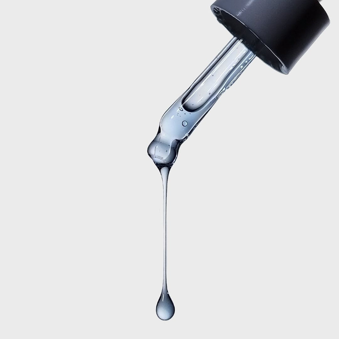 LUVUM Glacial Marine Aigae-PDRN Serum 30ml, sérum de marque LUVUM : goutte fraîche sortant du flacon, fond clair.