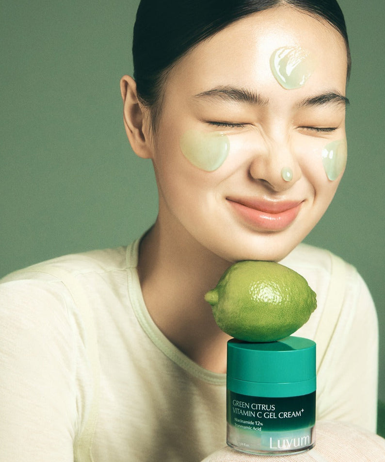 LUVUM Green Citrus Vitamin C Gel Cream Plus 50ml, gel crème vert; femme visage maquillé, pot sur fond vert, LUVUM