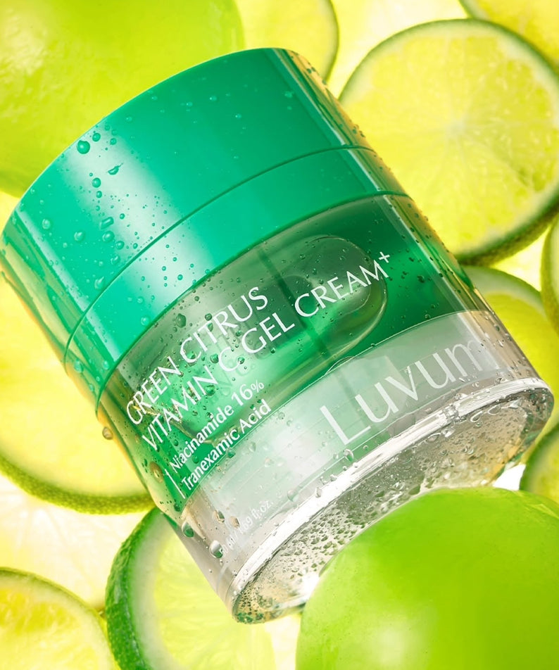 LUVUM Green Citrus Vitamin C Gel Cream Plus 50ml sur fond de citrons verts et pastilles de concombres, marque LUVUM, gel crème