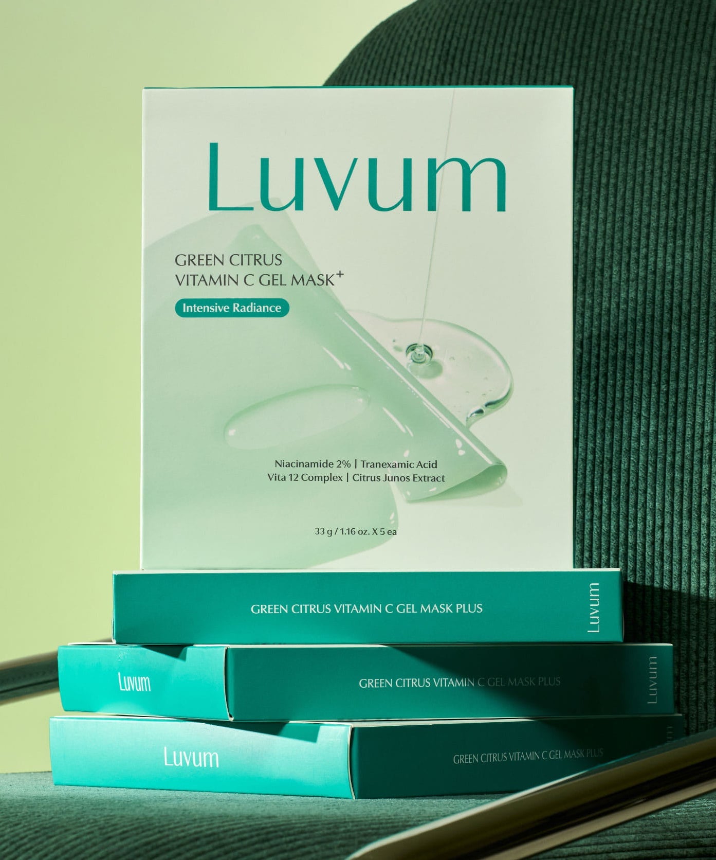 Décris l'image en français en mentionnant le produit, la marque et le contexte visuel : LUVUM Green Citrus Vitamin C Gel Mask Plus 5 Sheets