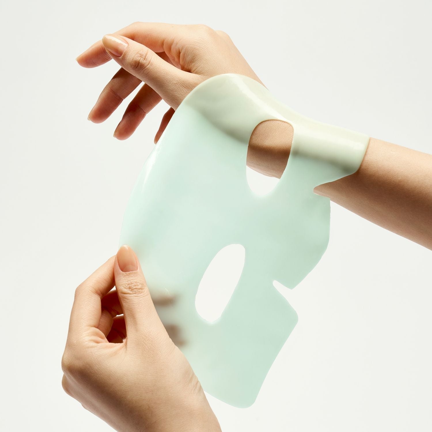 LUVUM Green Citrus Vitamin C Gel Mask Plus 5 Sheets : masque gel vert sur bras, mains en contexte cosmétique, marque LUVUM