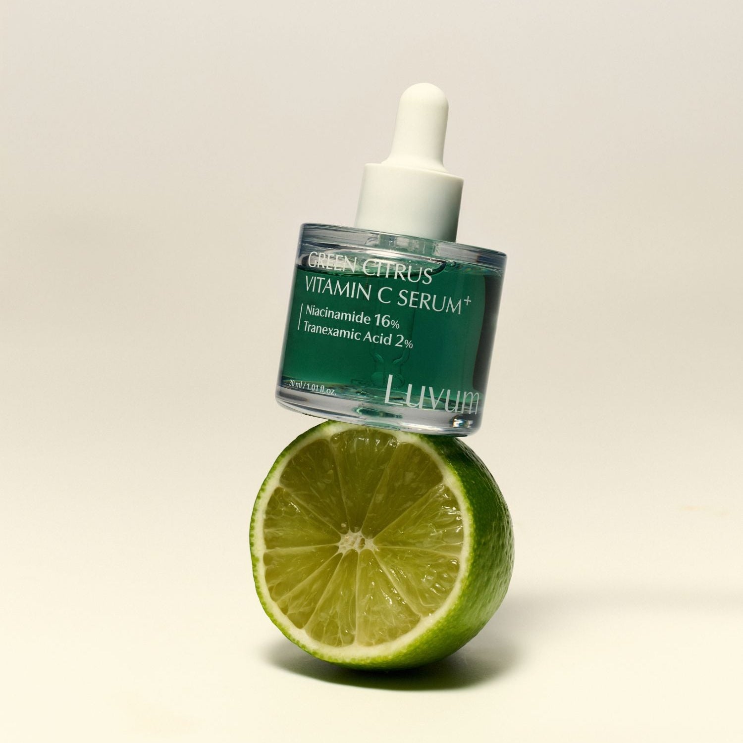 Décris l'image en français : LUVUM Green Citrus Vitamin C Serum Plus 30ml de Luvum sur fond clair, avec citron vert.