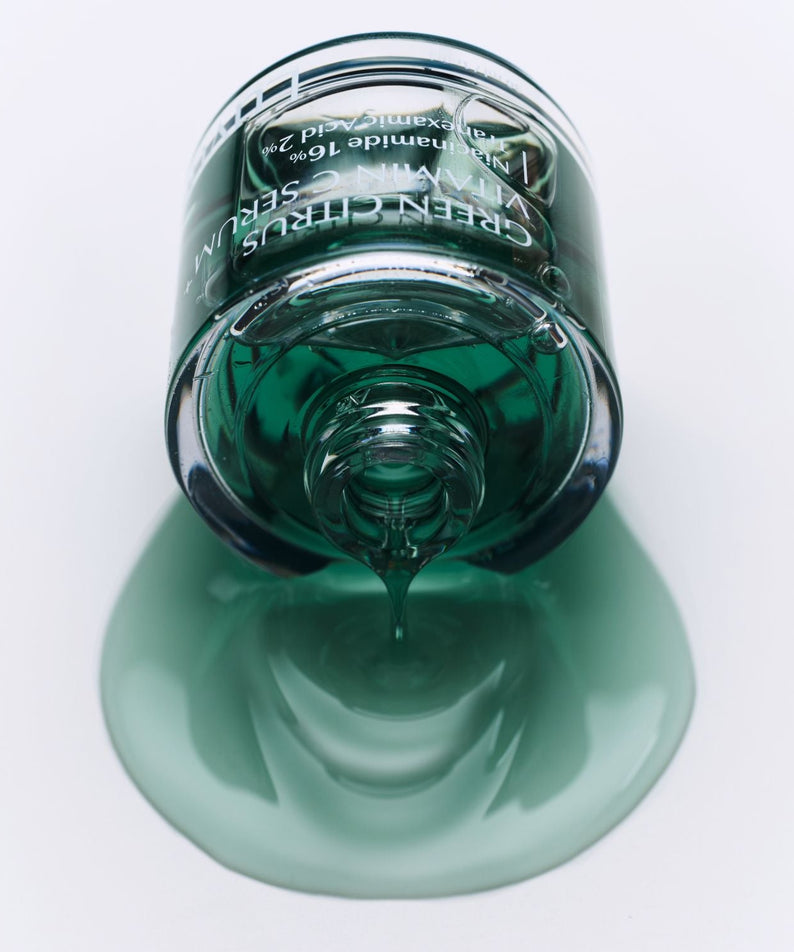 LUVUM Green Citrus Vitamin C Serum Plus 30ml, marque LUVUM, flacon vert sur fond blanc, gel vert lumineux.