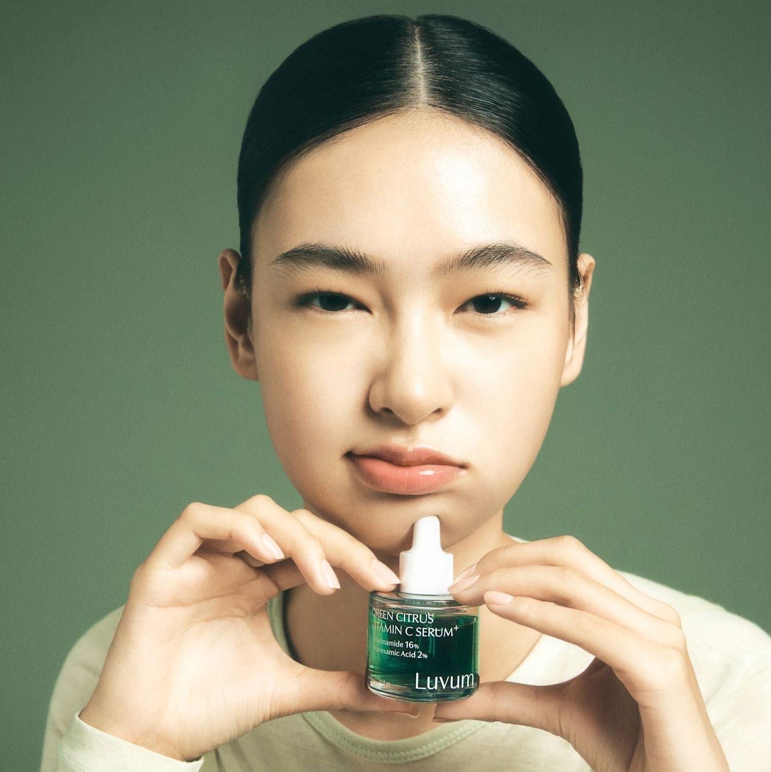 Décris l'image en français en mentionnant le produit, la marque et le contexte visuel : LUVUM Green Citrus Vitamin C Serum Plus 30ml.