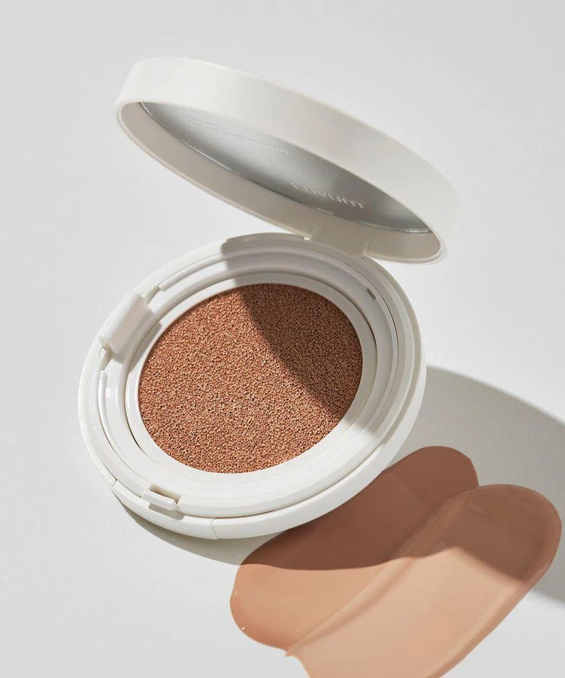 LUVUM Moisture Glow Cushion 15g de la marque LUVUM, coussin maquillage hydratant, boîtier ouvert et texture sur fond clair