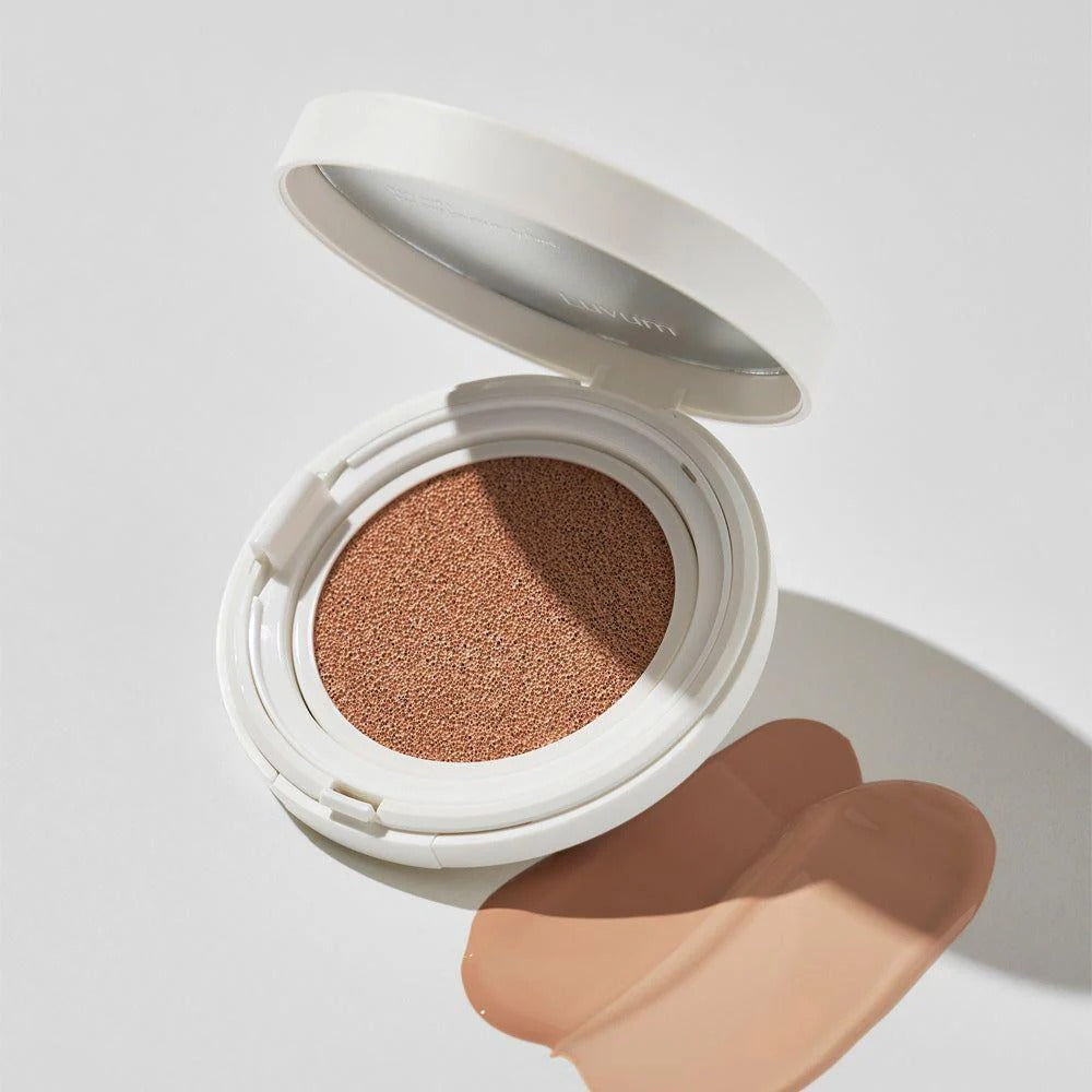 LUVUM Moisture Glow Cushion 15g de la marque LUVUM, coussin maquillage hydratant, boîtier ouvert et texture sur fond clair